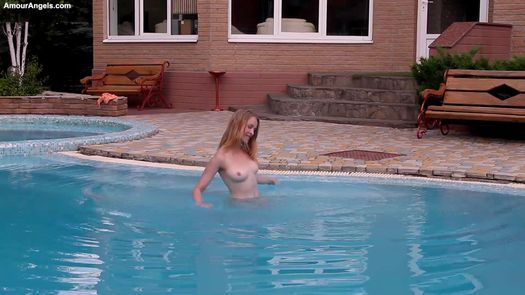 Эротика с голой девчонкой в бассейне