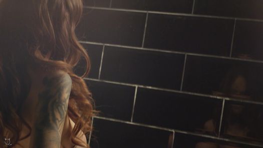 Татуированная модель измазалась в краске и лапает большие сиськи