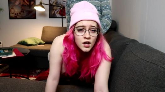 Amadani с розовыми волосами отдается раком