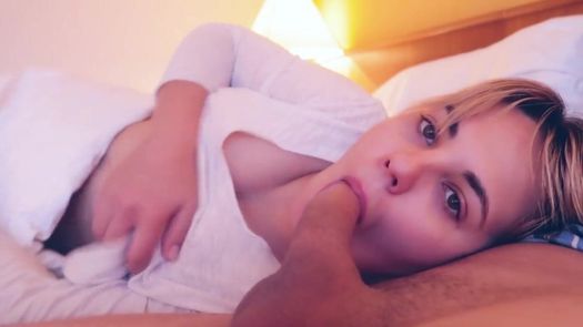 Русская шлюшка угощается спермой с утра пораньше