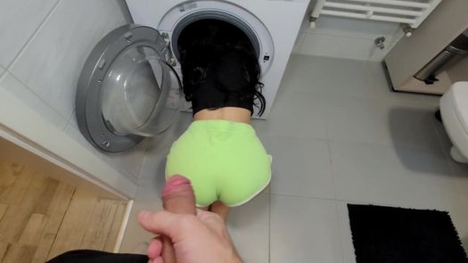 Сводная сестра застряла в стиралке и заработала оргазм