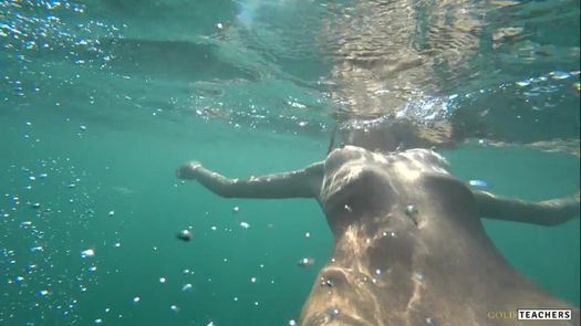 Модель плавает голой в море