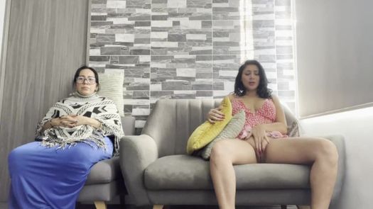 Латинка в платье наслаждается мастурбацией