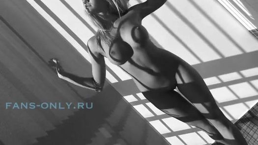 Черно-белая эротика с силиконовой блондинкой